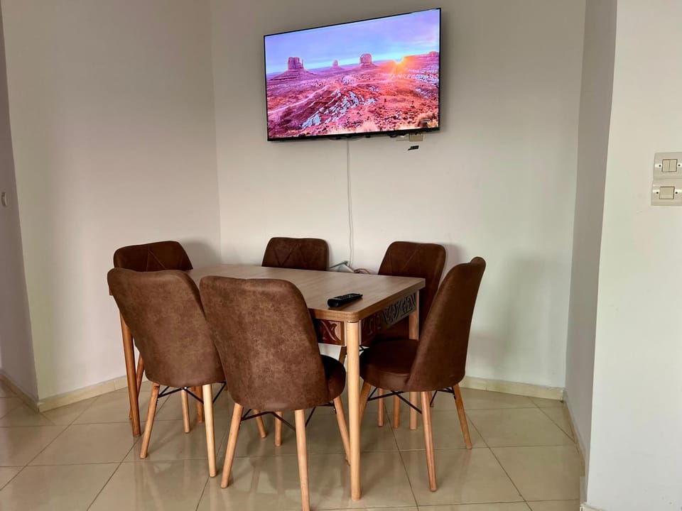 Communal lounge/ TV room, TV and multimedia, Living room, Seating area, Dining area, Evening entertainment