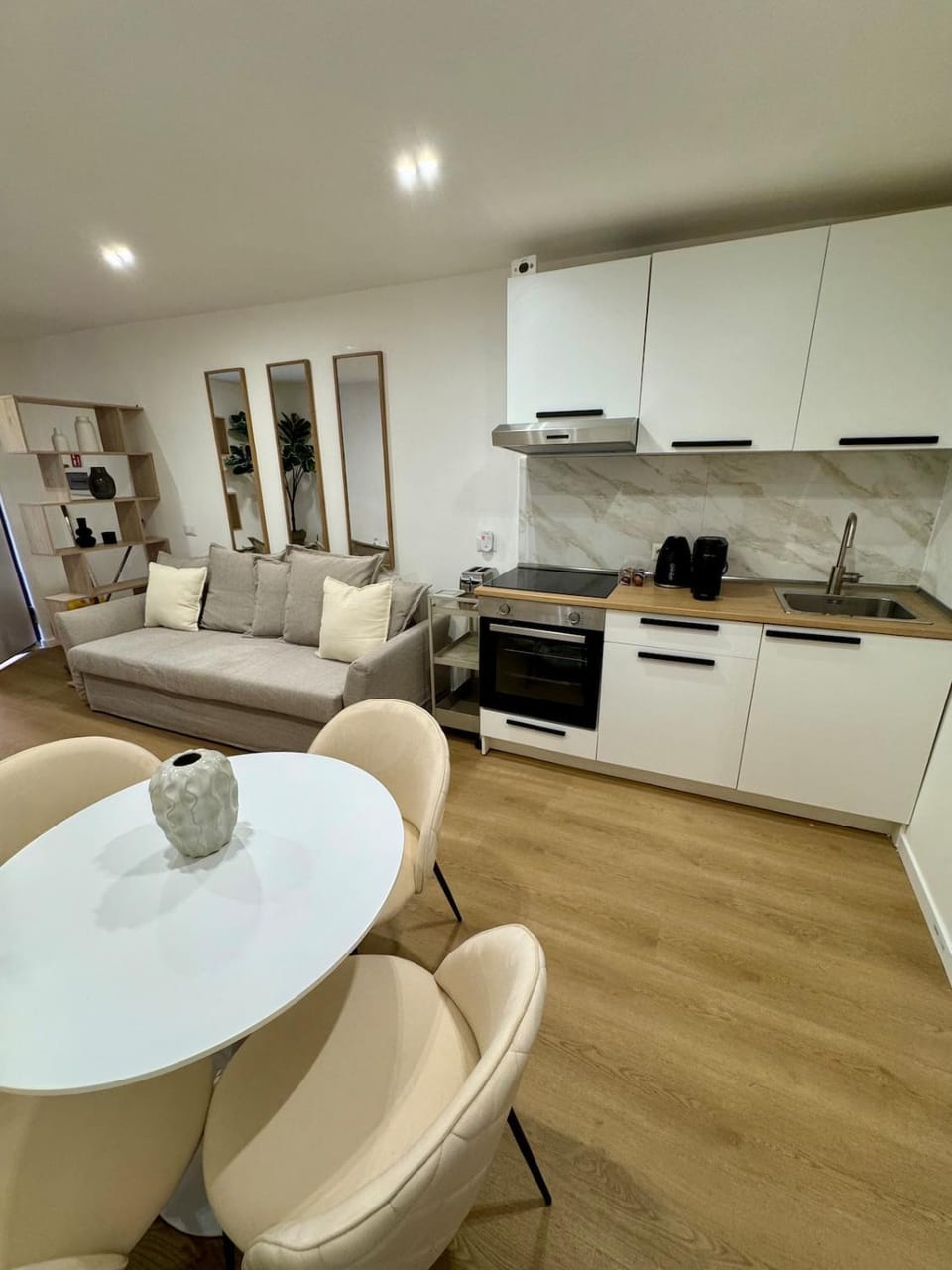 Kitchen or kitchenette, Living room, toaster