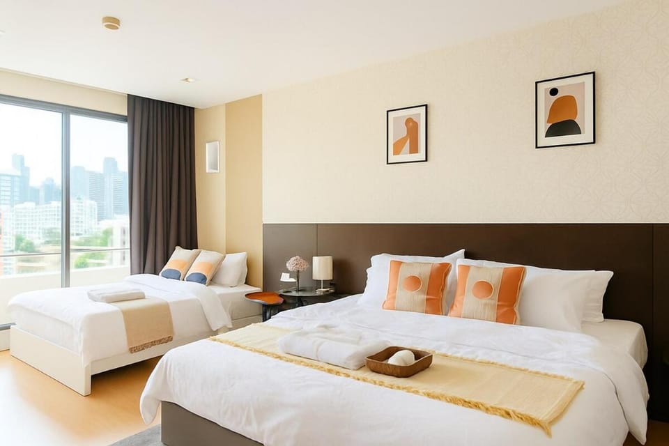 Modern 2 Bed Executive Unit - 5min to Nana BTS Apartment in Bangkok