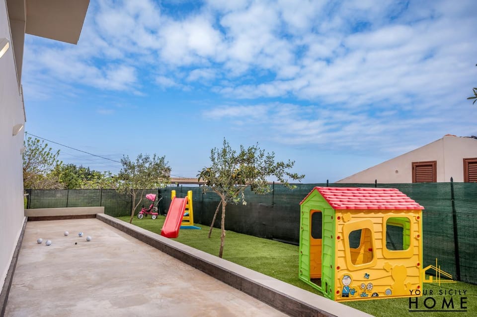 Appartamenti in Villa Syrenis vista mare con piscina riscaldata e campo da bocce Apartment in Alcamo