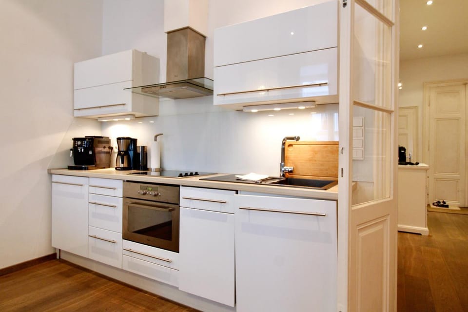 Coffee/tea facilities, Kitchen or kitchenette, oven, stove
