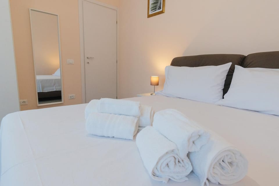 Bed, towels