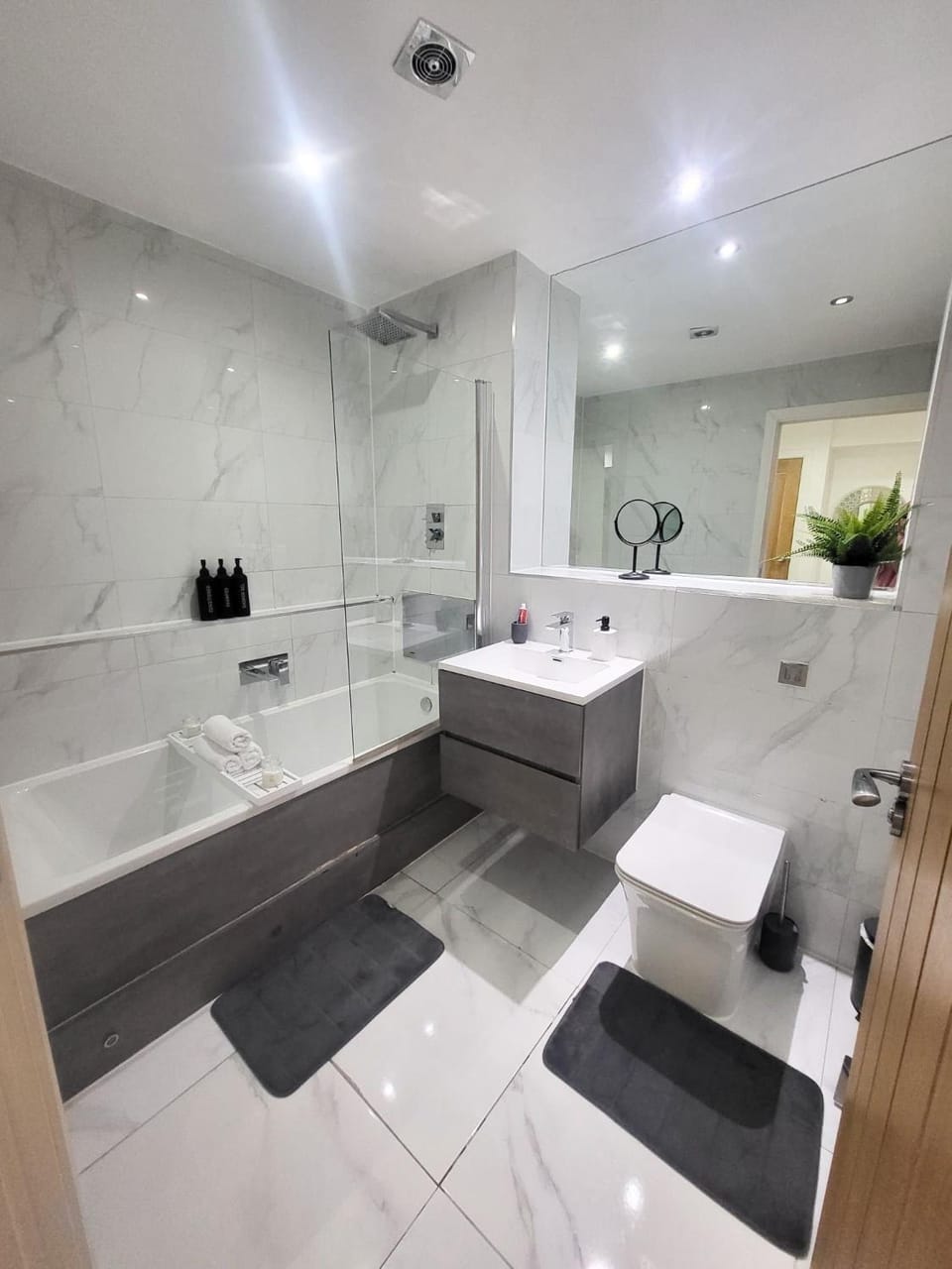 Shower, Toilet, Bathroom, Bath, towels
