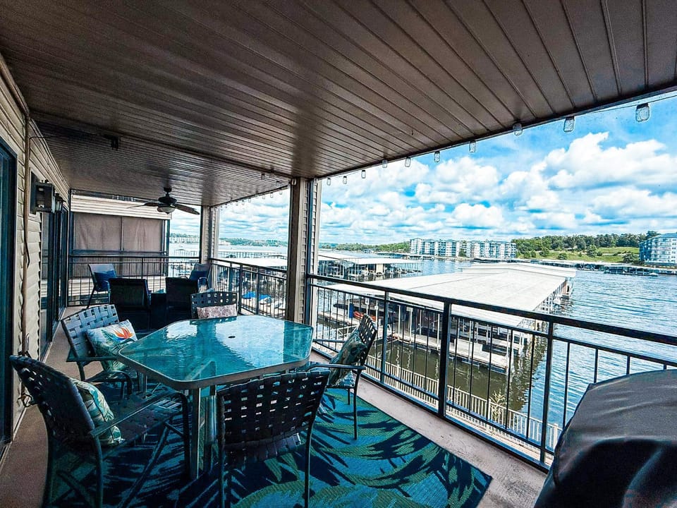 Lakefront Luxury 2BD2BA Condo at The Falls-7PP House in Lake of the Ozarks