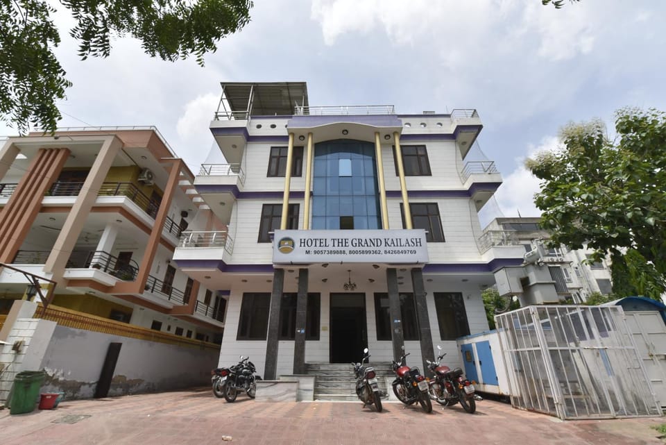 Property building, Restaurant/places to eat