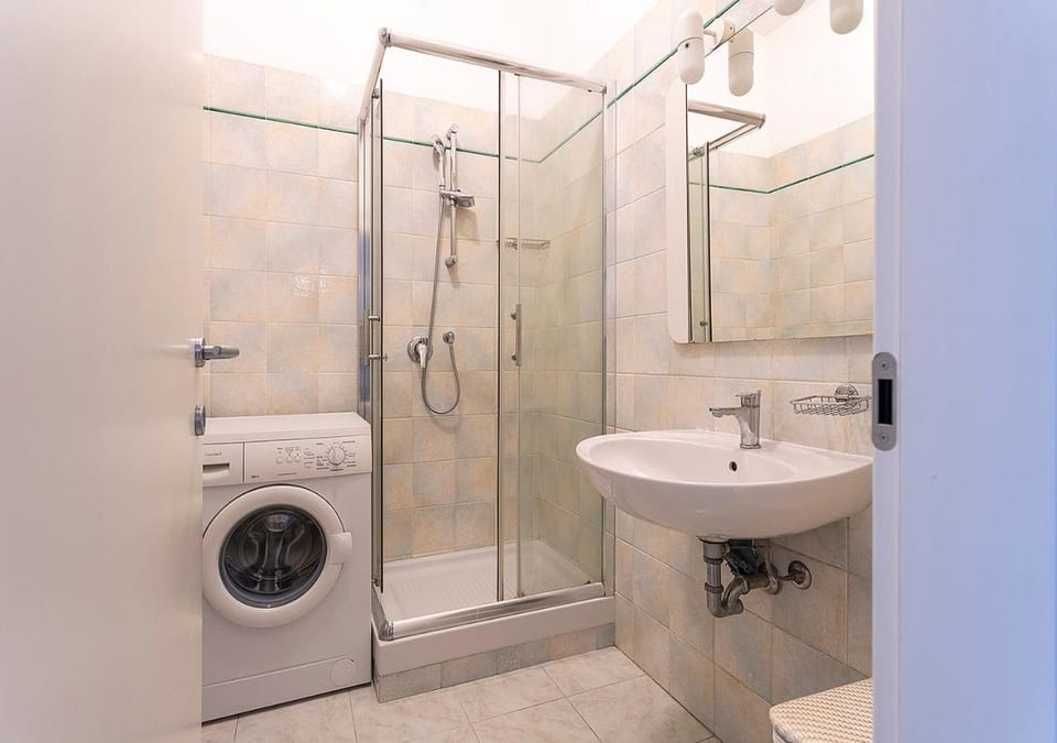 Shower, Toilet, Bathroom, bidet, towels, washing machine