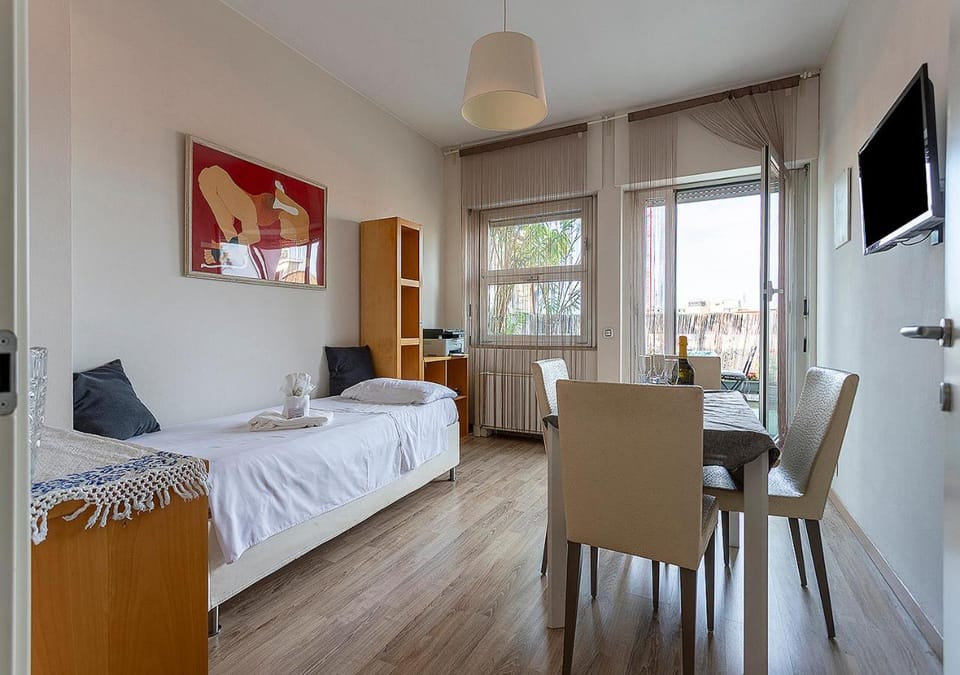 Bed, TV and multimedia, Bedroom, towels, air conditioner