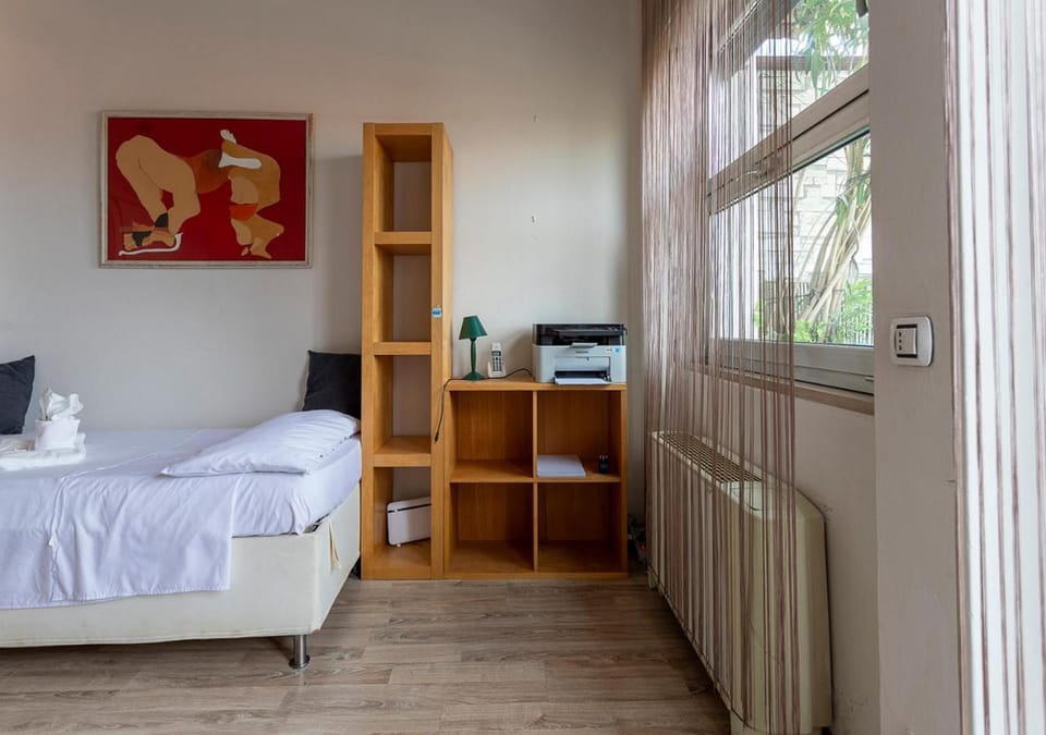 Bed, TV and multimedia, Seating area, Bedroom, locker, towels, air conditioner