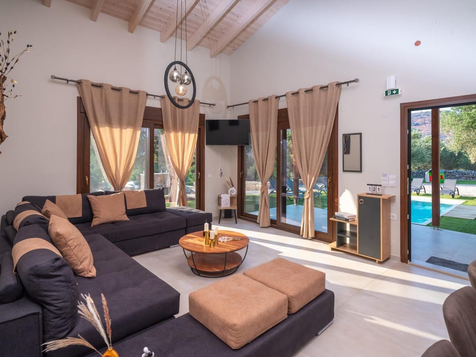 TV and multimedia, Living room, Seating area, Pool view