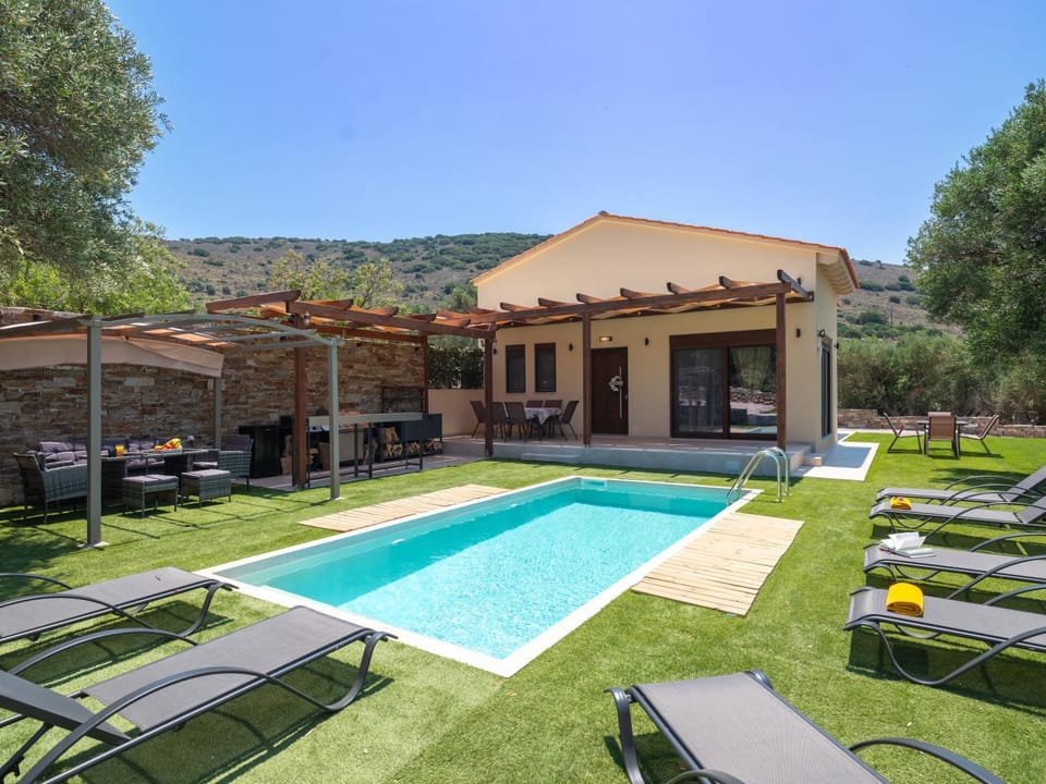 Property building, Patio, Spring, Day, Natural landscape, Garden, Garden view, Mountain view, Pool view, Swimming pool, Swimming pool, sunbed
