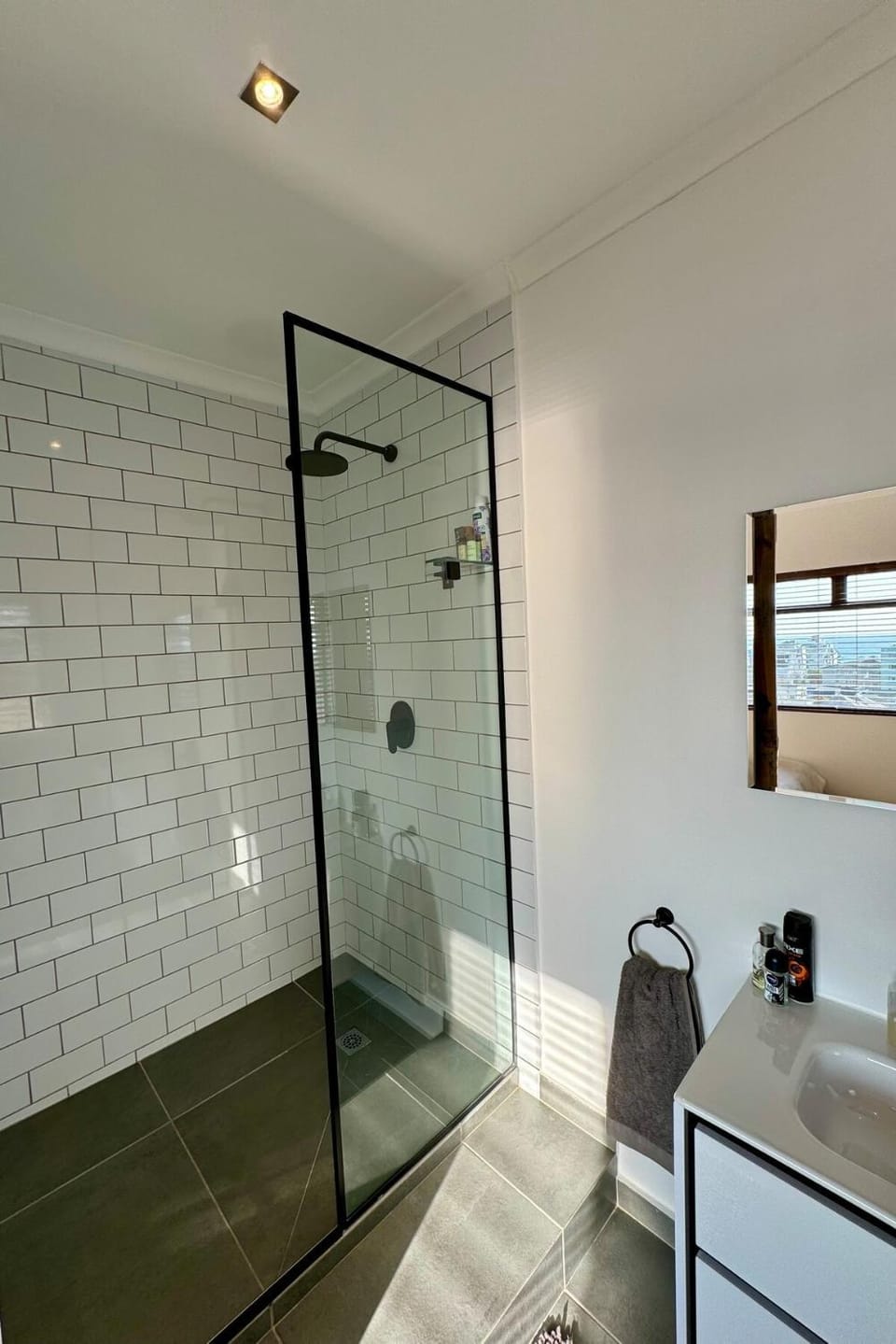 Sea-views and Central in quiet block Apartment in Sea Point