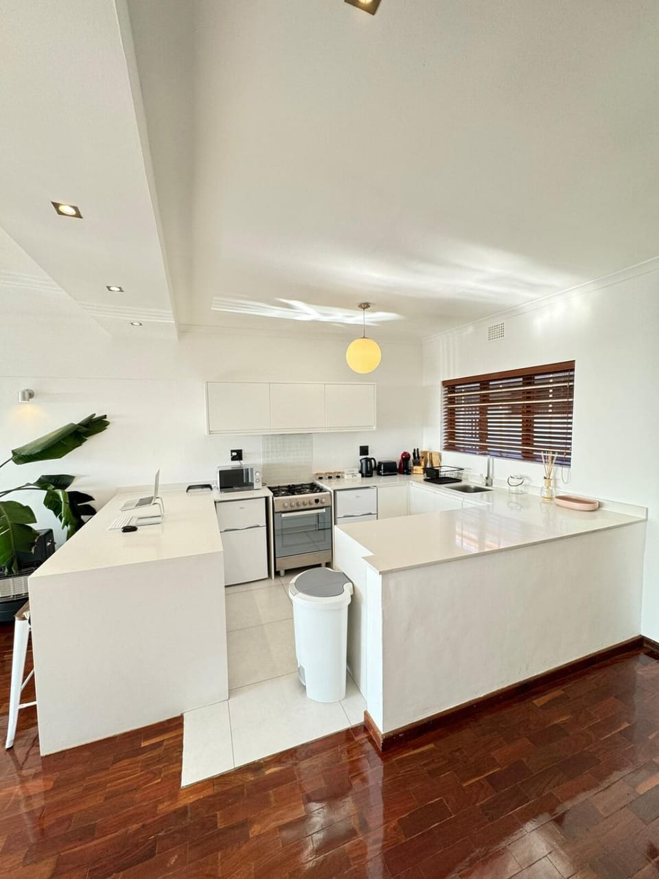 Sea-views and Central in quiet block Apartment in Sea Point