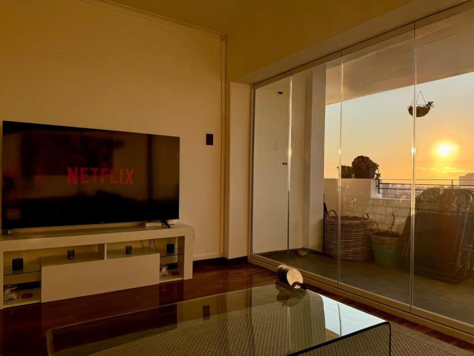 Sea-views and Central in quiet block Apartment in Sea Point