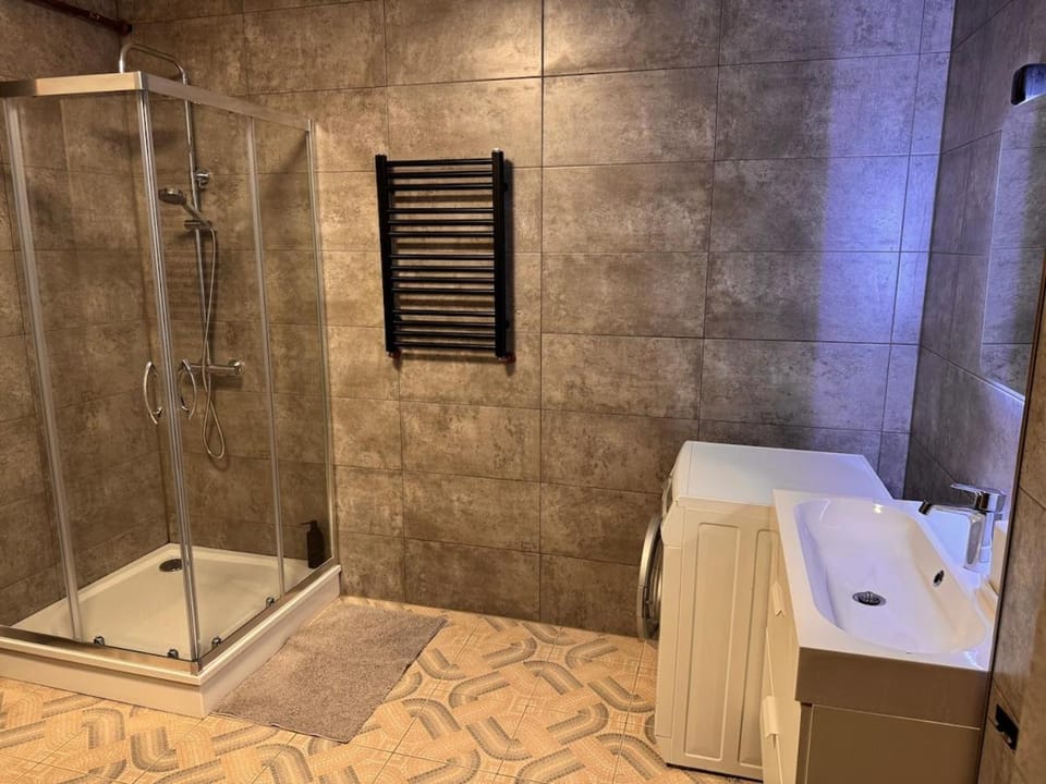 Shower, towels