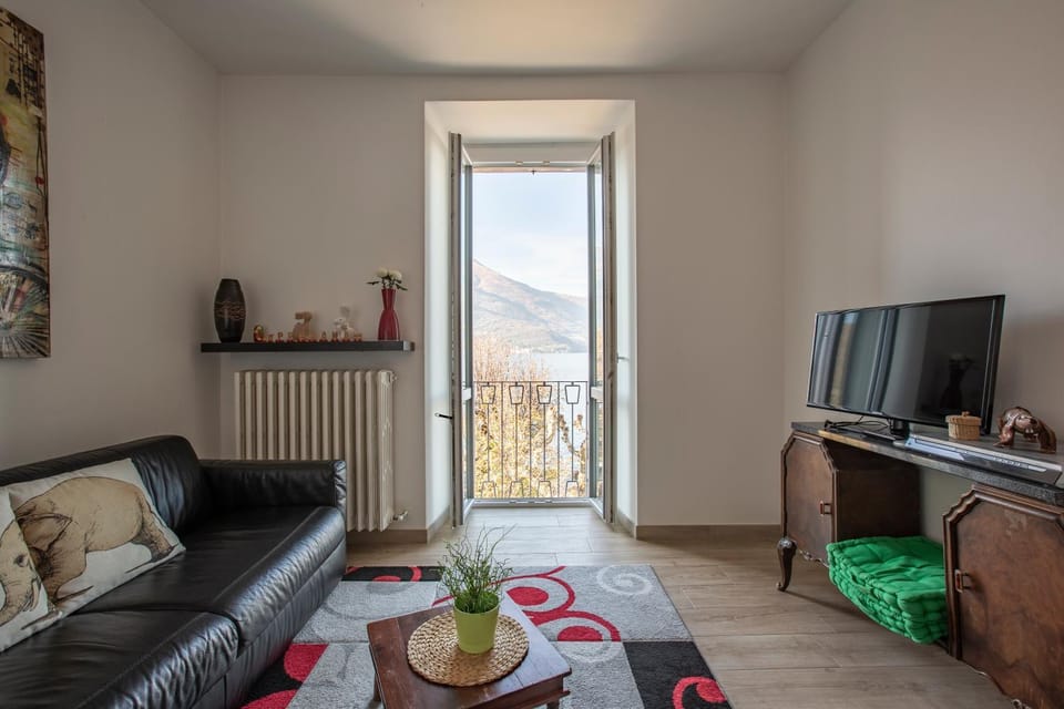 TV and multimedia, Living room, Evening entertainment