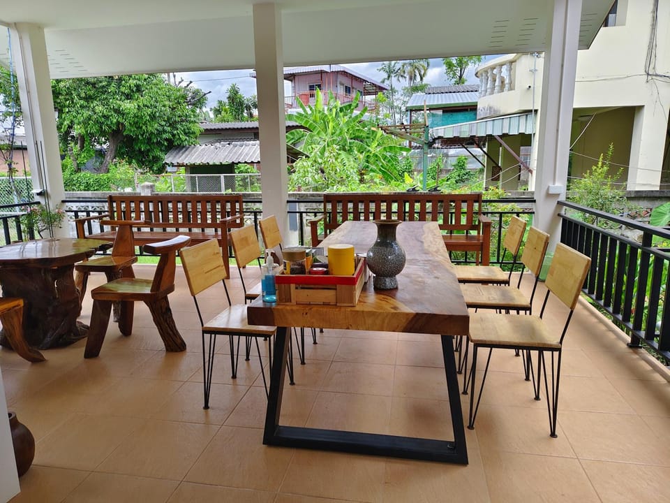 Restaurant/places to eat, Seating area, Dining area