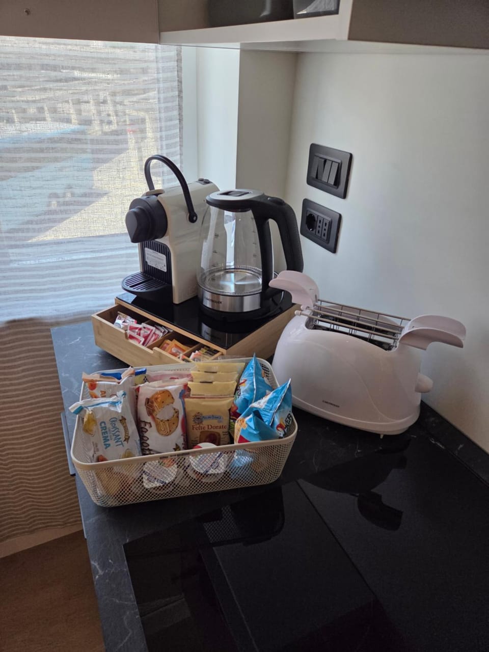 Coffee/tea facilities, Food