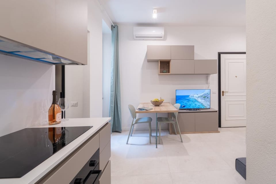 Communal lounge/ TV room, TV and multimedia, Kitchen or kitchenette, Seating area, Dining area, furniture, oven, stove, laundry, kitchen, kitchen, air conditioner