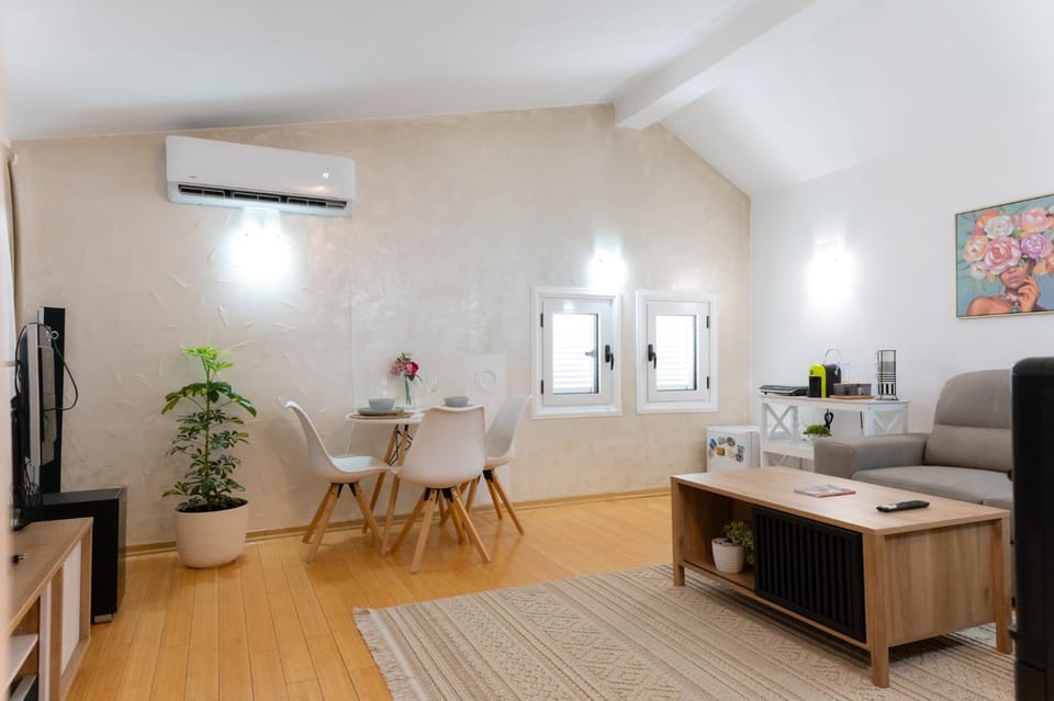 TV and multimedia, Living room, Dining area