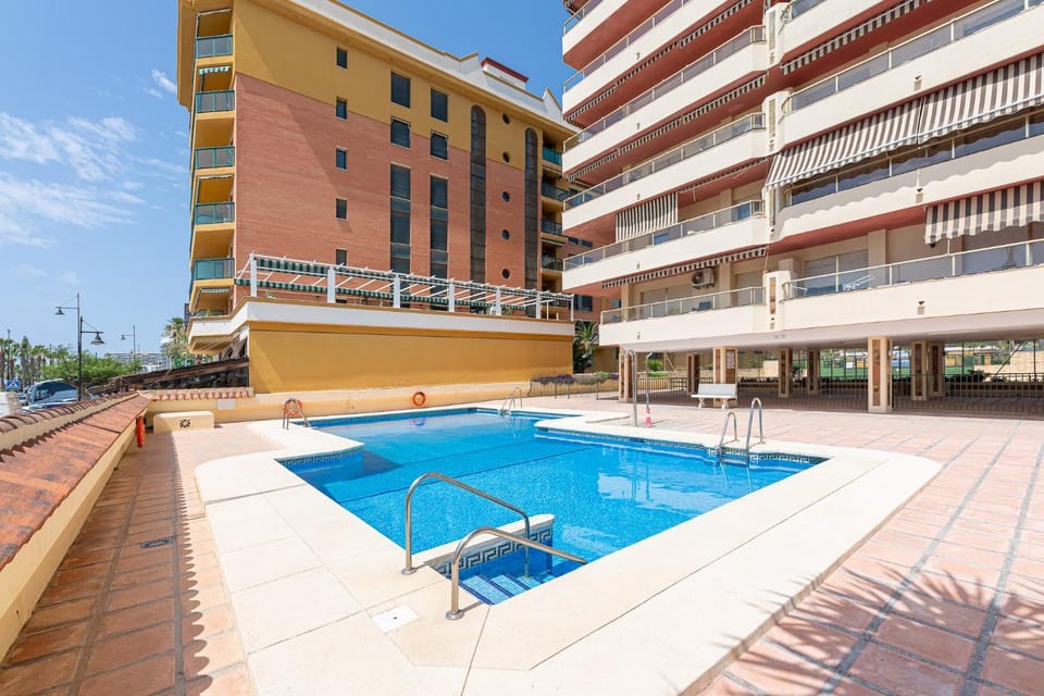 797HOLIDAY RENTALS- Piso contemporaneo frente al mar Apartment in Torremolinos