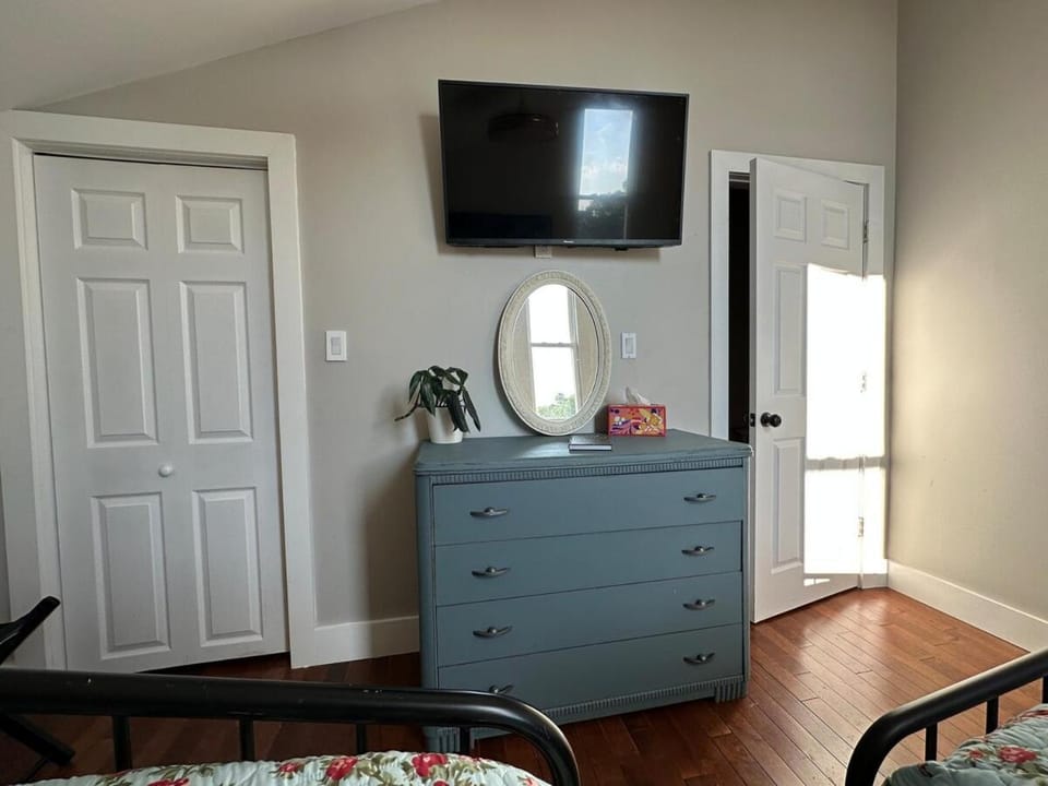 8 Cats Cincinnati-Cozy Poolside Apartment Near Zoo Apartment in Colorado
