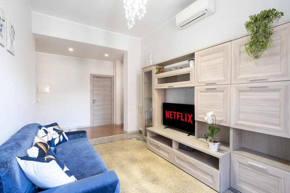 Communal lounge/ TV room, Bed, TV and multimedia, Living room, Photo of the whole room, Seating area, Evening entertainment, Bedroom, air conditioner