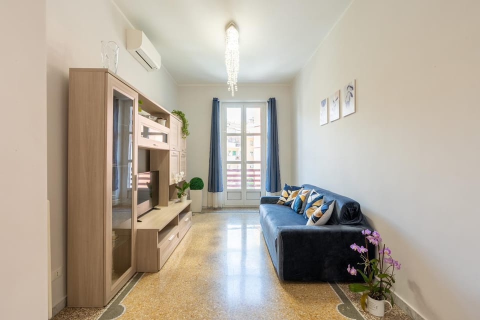 Bed, TV and multimedia, Living room, Photo of the whole room, Seating area, Bedroom, air conditioner