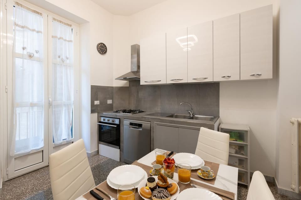 Coffee/tea facilities, Kitchen or kitchenette, Dining area, dishwasher, oven, stove, washing machine