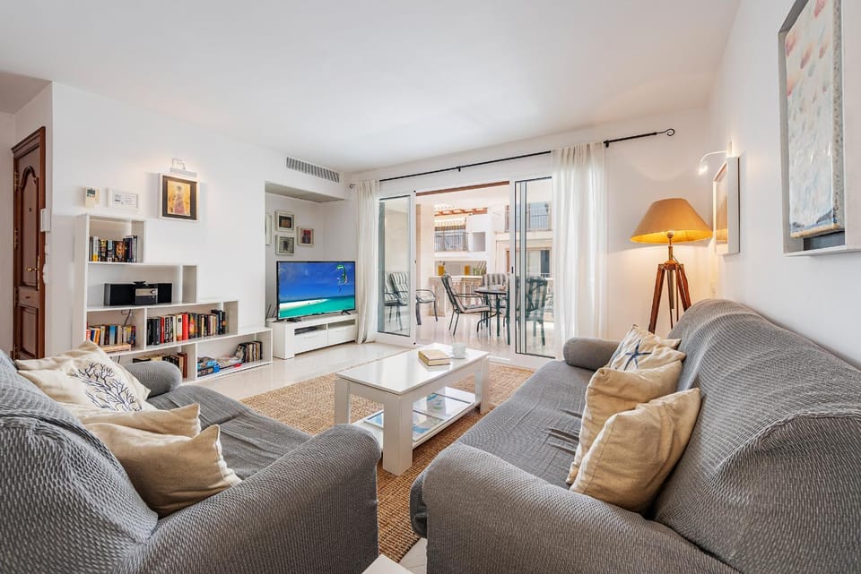 Communal lounge/ TV room, TV and multimedia, Living room, Seating area, Dining area, Evening entertainment
