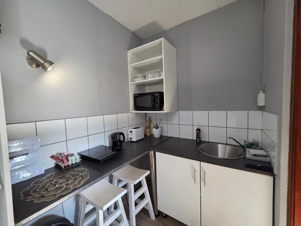 Kitchen or kitchenette, Seating area, microwave, stove, toaster