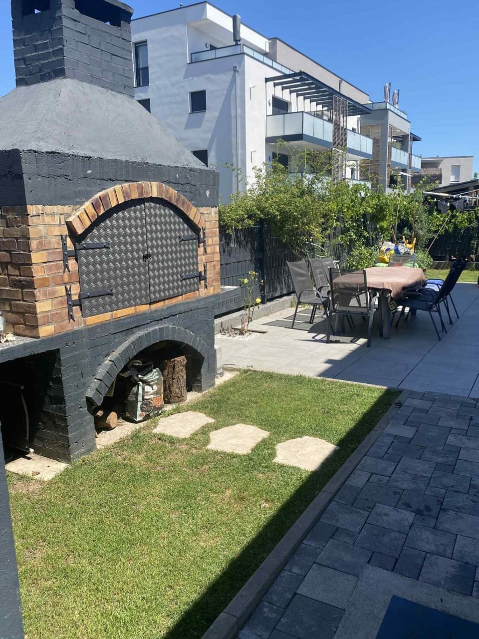Property building, BBQ facilities, BBQ facilities, Balcony/Terrace
