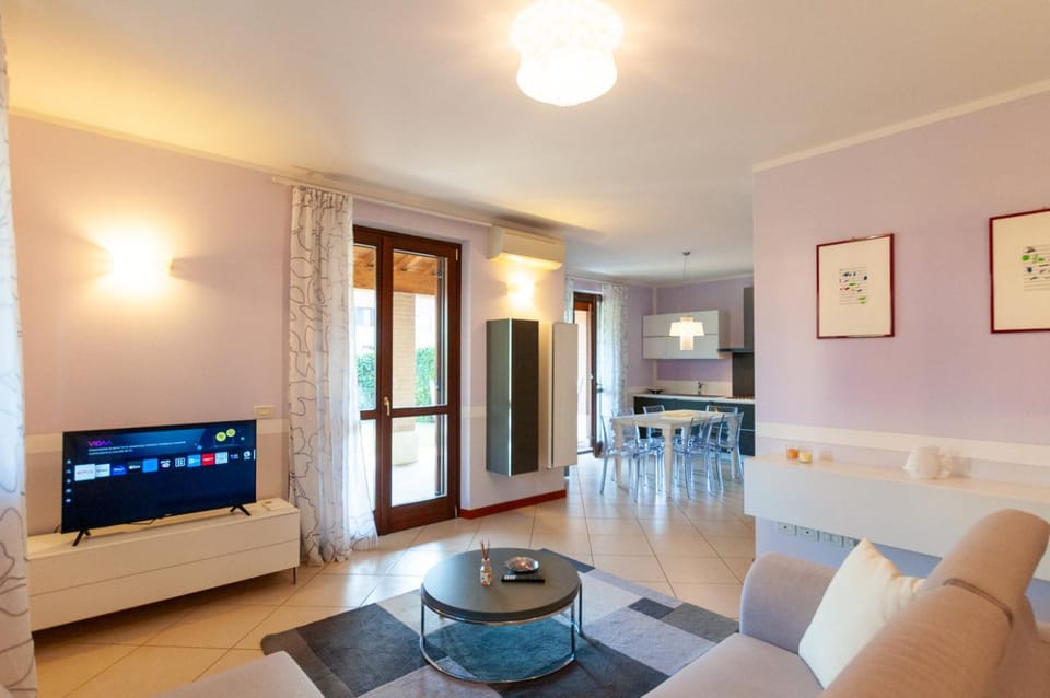 Communal lounge/ TV room, TV and multimedia, Living room, Dining area