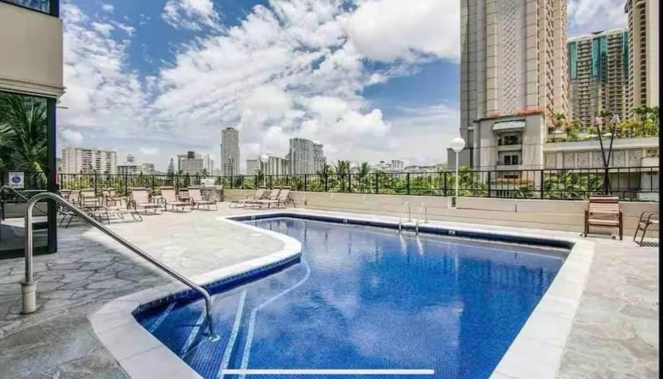 1 block from Waikiki beach 3 beds and workspace Apartment in McCully-Moiliili