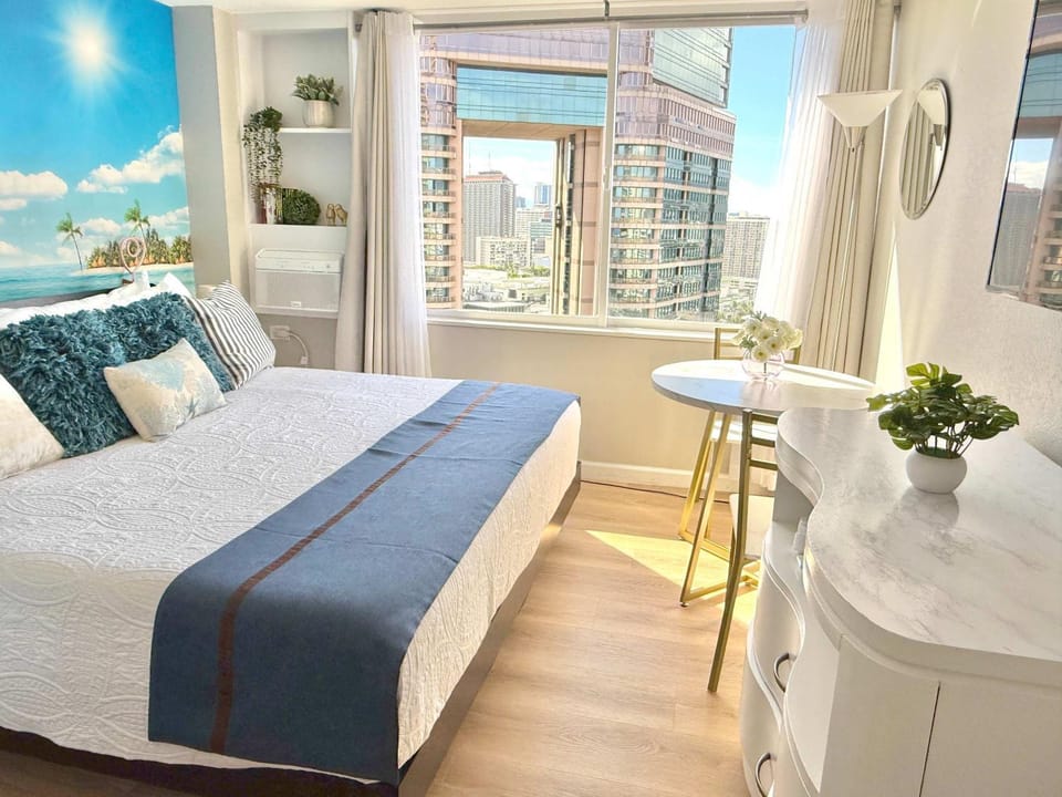 Waikiki Ocean City View 2 Bedroom 2 Bath Apartment in McCully-Moiliili