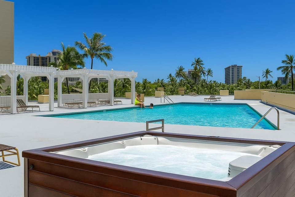 Waikiki Ocean City View 2 Bedroom 2 Bath Apartment in McCully-Moiliili