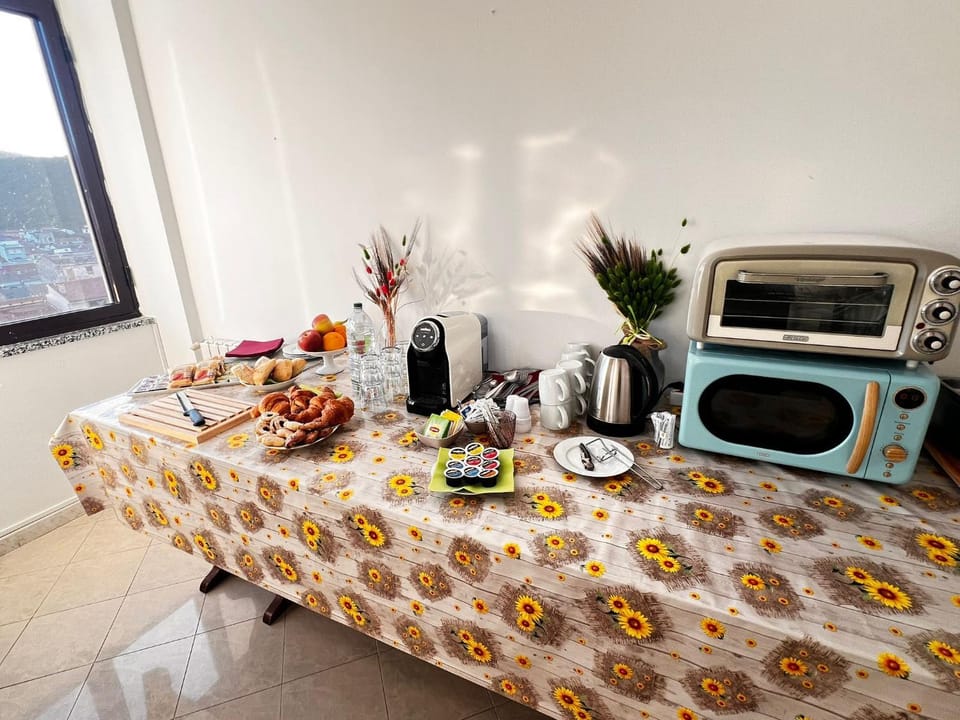 Communal lounge/ TV room, Coffee/tea facilities, Breakfast, toaster