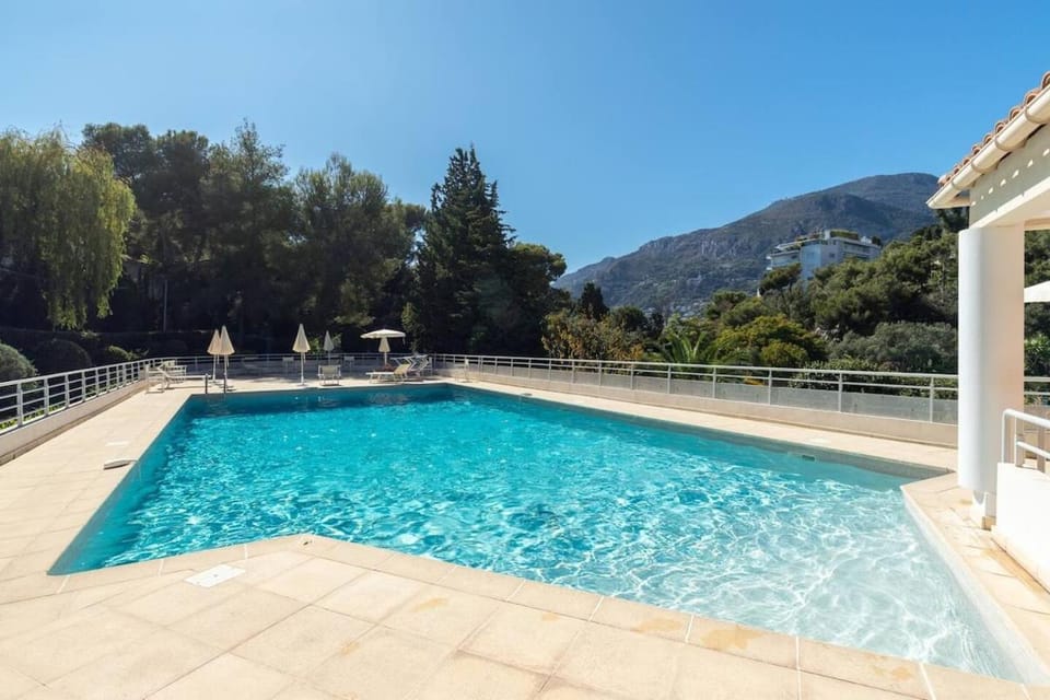 Lovely flat with terrace, swimming pool and garage Apartment in Roquebrune-Cap-Martin