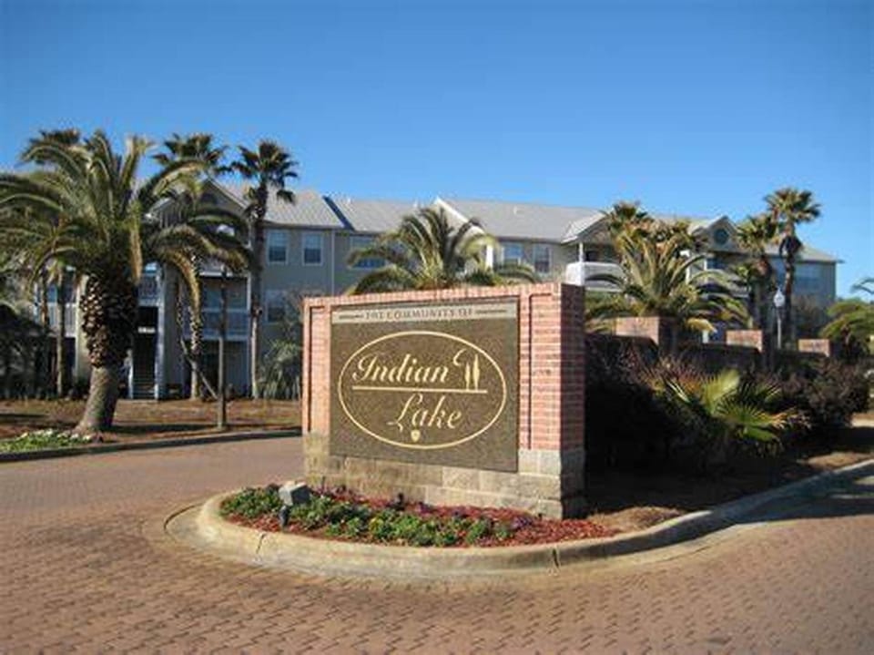 Nearby landmark, Facade/entrance, Lake view