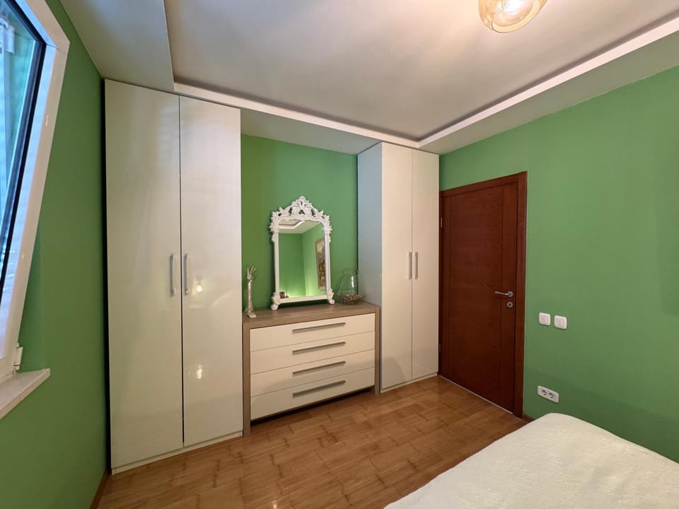 Bed, Photo of the whole room, wardrobe