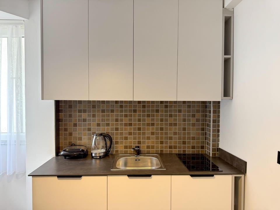 Coffee/tea facilities, Kitchen or kitchenette, stove