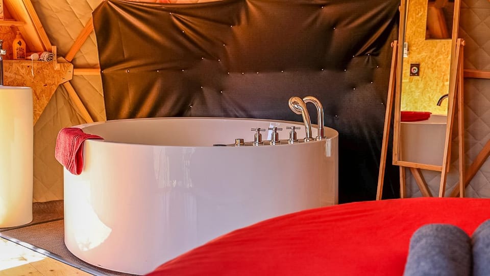 Dôme Bulle Climatisé Balnéothérapie Apartment in Provence-Alpes-Côte d'Azur
