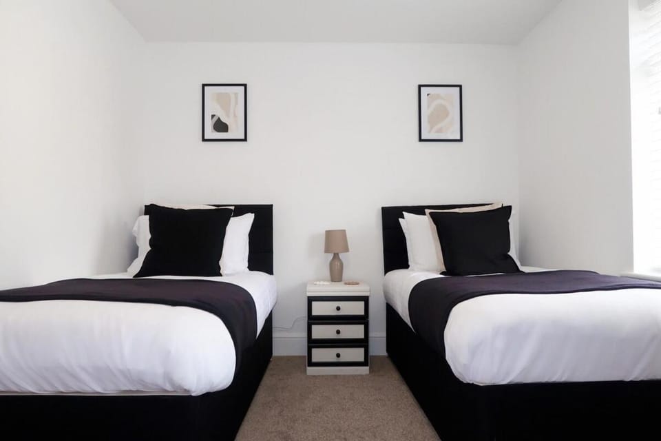 6 Beds Southampton and 2 Sofabeds, House Sleeps 8, Free Parking, Contractors Welcome House in Southampton