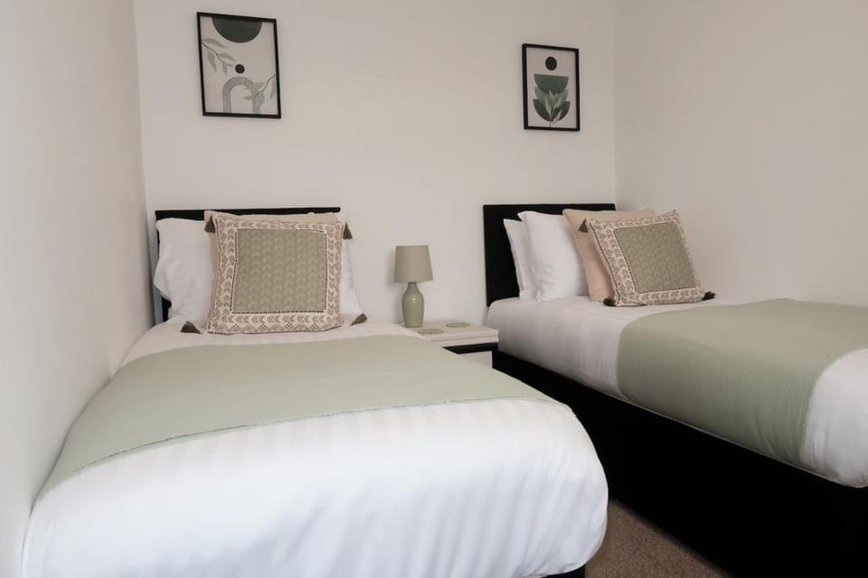 6 Beds Southampton and 2 Sofabeds, House Sleeps 8, Free Parking, Contractors Welcome House in Southampton