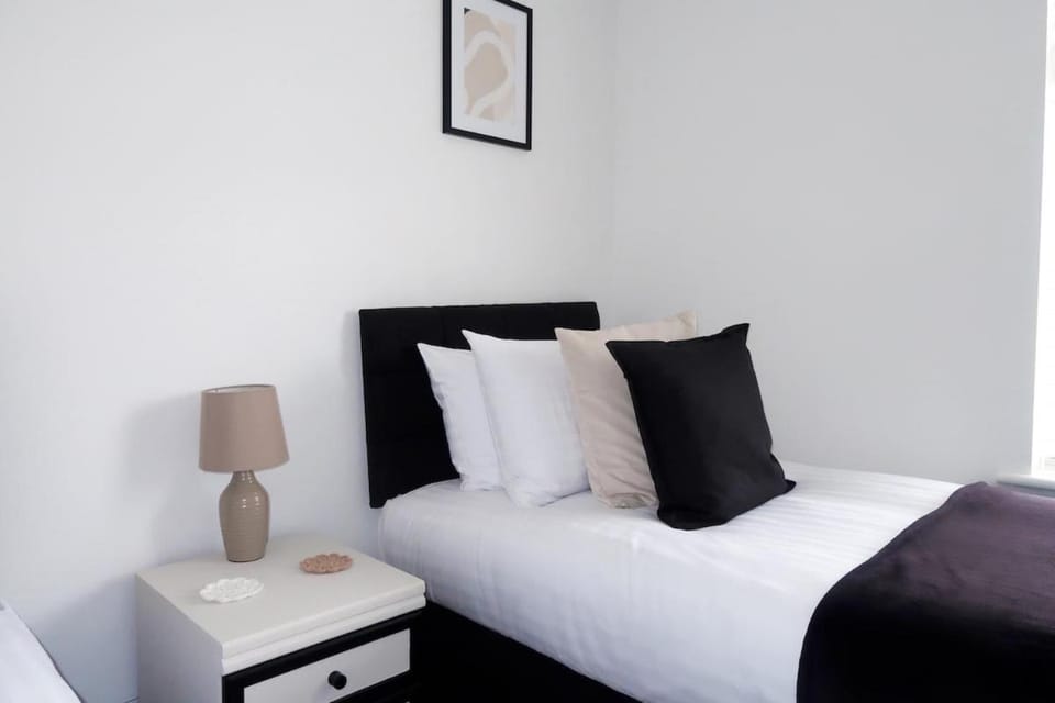 6 Beds Southampton and 2 Sofabeds, House Sleeps 8, Free Parking, Contractors Welcome House in Southampton