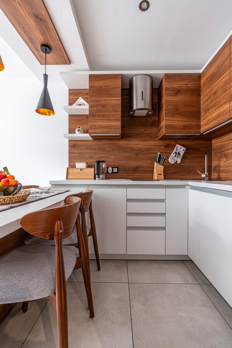 Kitchen or kitchenette, Dining area