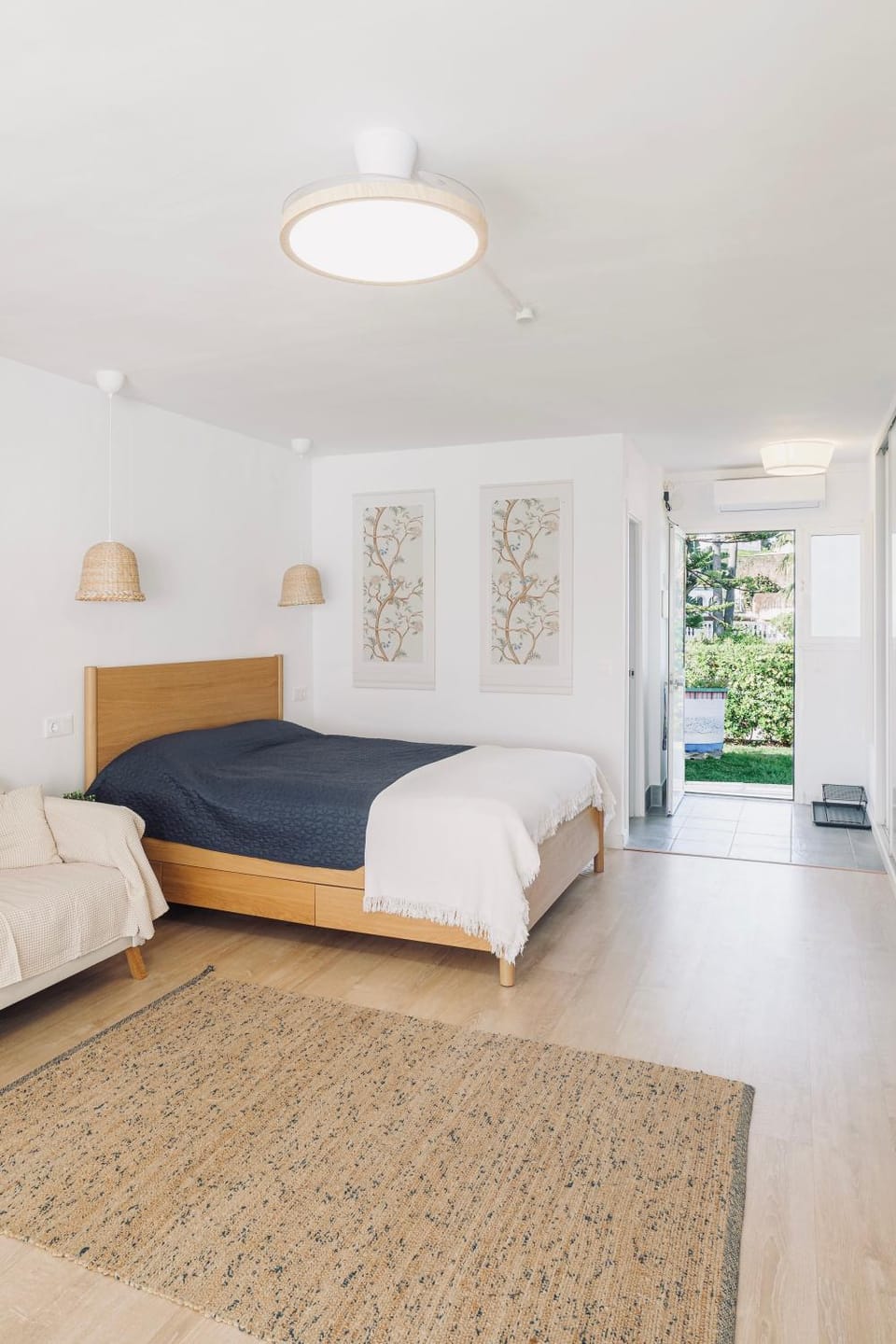 Bed, Seating area