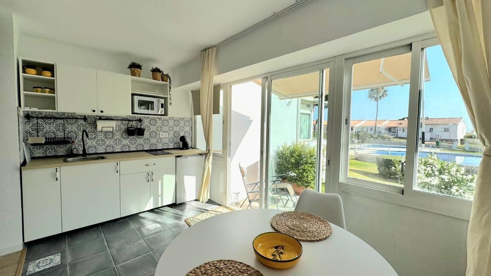 Balcony/Terrace, Kitchen or kitchenette, Dining area, microwave