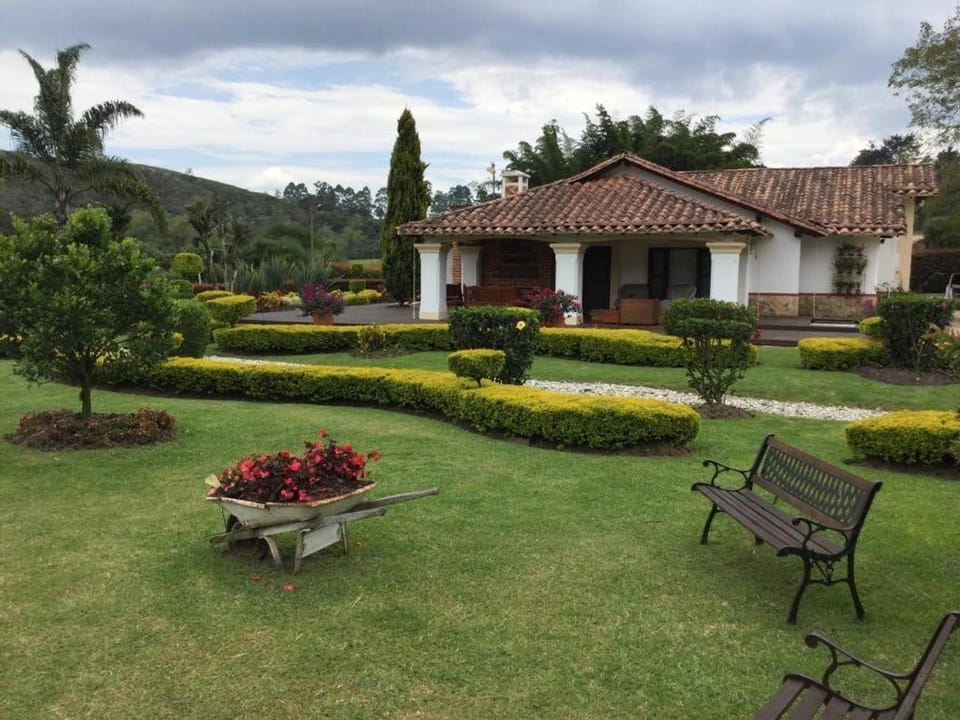 Espectacular villa en llanogrande Villa in Antioquia