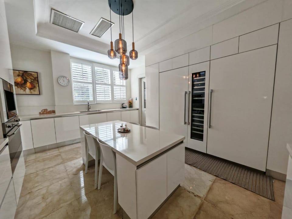 Kitchen or kitchenette, Dining area, oven, stove