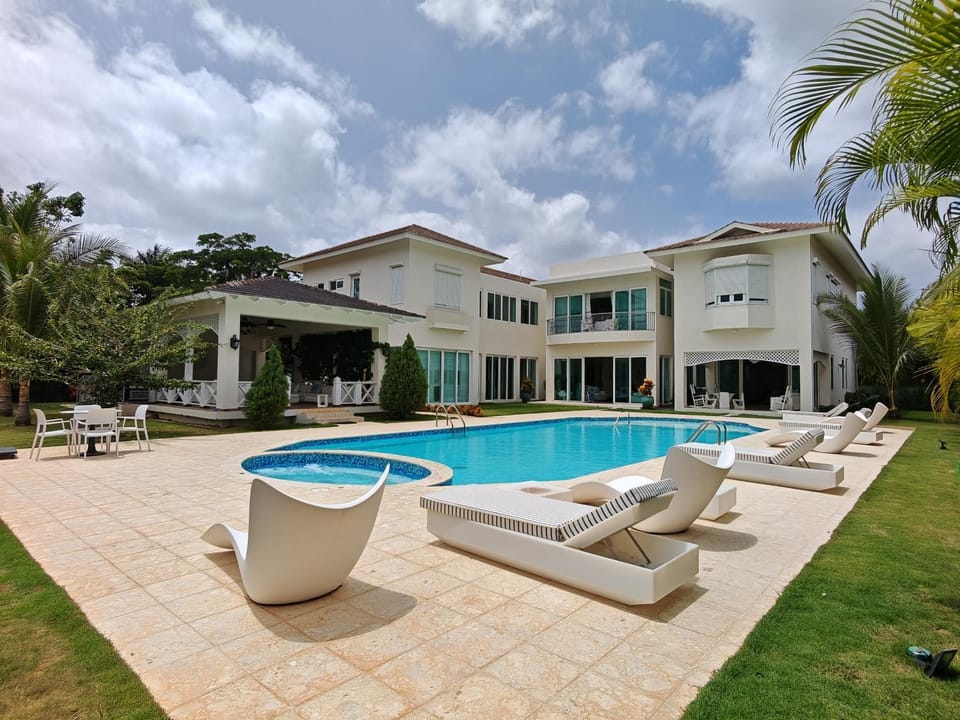 Property building, Patio, Spring, Day, Garden, Garden view, Pool view, Swimming pool, Swimming pool, sunbed